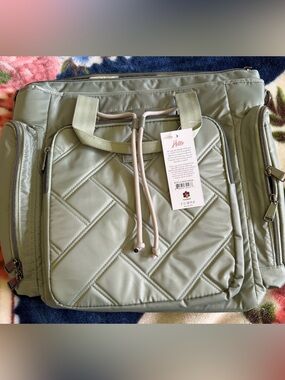lug Bustle in beautiful Sage green with Daisy lining BNWT